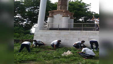 बलिया: एनडीआरएफ जवानों ने की शहीद स्मारक की साफ-सफाई