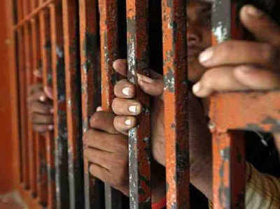 जेल में मौज काट रहे 1,000 करोड़ रुपये के फ्रॉड के आरोपी