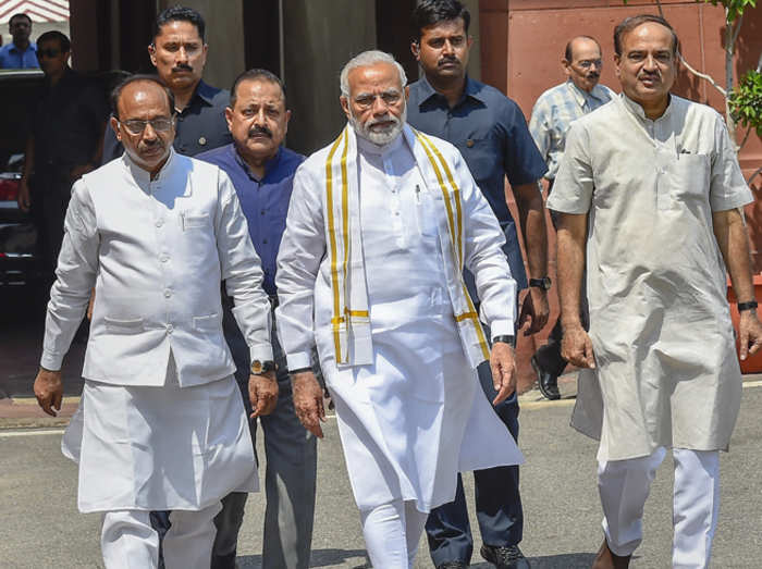 प्रधानमंत्री नरेंद्र मोदी व अन्य (फाइल)