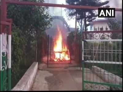 आंध्र प्रदेश: विधायक और टीडीपी नेताओं की हत्या के विरोध में थाने में लगाई आग