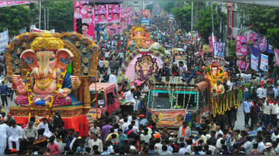 Ganesh Nimajjanam: కొనసాగుతున్న గణేష్‌ నిమజ్జనం.. ట్రాఫిక్‌కు అంతరాయం