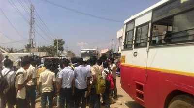 ಆನಾಹೊಸೂರಿನಲ್ಲಿ ವಿದ್ಯಾರ್ಥಿಗಳಿಂದ ಪ್ರತಿಭಟನೆ