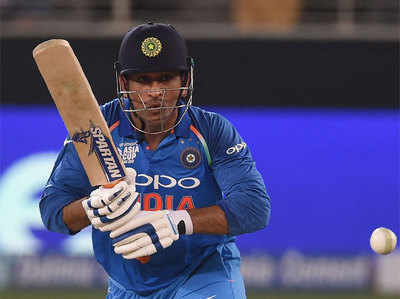 भारत के लिए सबसे ज्यादा मैच, द्रविड़ को पीछे छोड़कर दूसरे पायदान पर पहुंचे धोनी