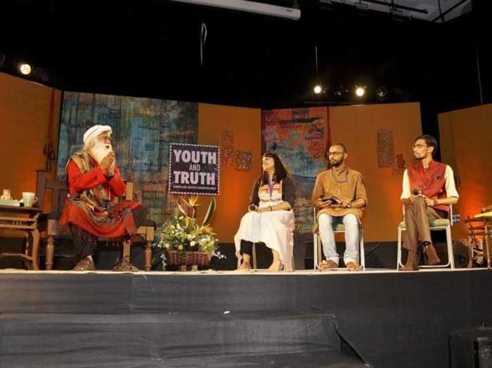 बीएचयू में कार्यक्रम के दौरान मंच पर जग्गी वासुदेव