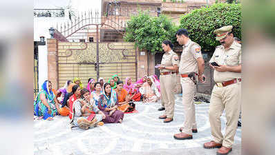 ससुराल के बाहर धरने पर महिला, मांग रही पति की गिरफ्तारी