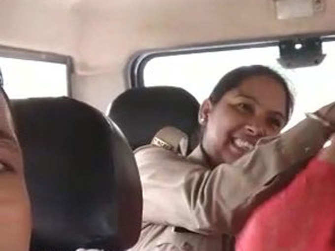 छात्रा को पीटती महिला पुलिस