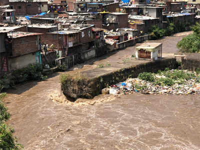 Pune Canal: मुठा कालवा फुटला; पुणेकरांमध्ये संताप