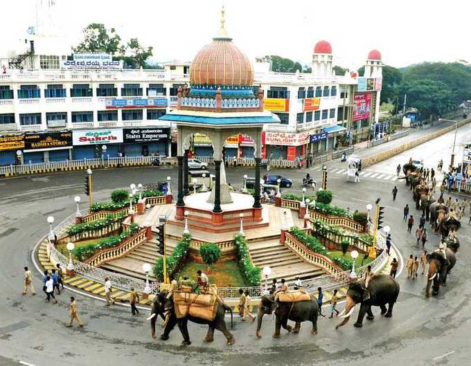 ಮೈಸೂರಿನ ಕೆ. ಆರ್‌. ವೃತ್ತದಲ್ಲಿ ಆನೆಗಳ ಕವಾಯತು