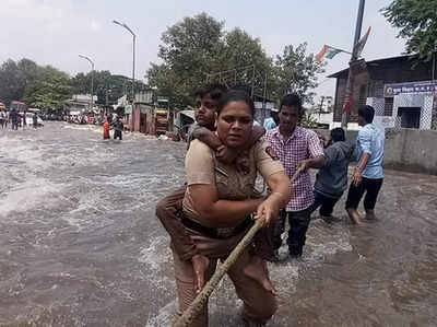 पुणे नहर हादसा: बहादुर लेडी कॉन्स्टेबल ने पानी में कूद फंसे हुए लोगों को निकाला