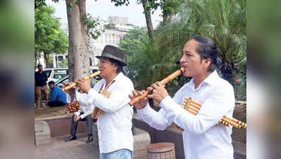 कनॉट प्लेस में इक्वाडोर के कलाकार सुना रहे बांसुरी की मधुर तान