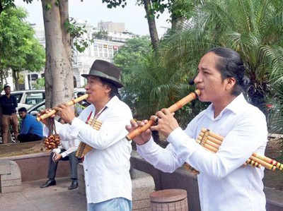 कनॉट प्लेस में इक्वाडोर के कलाकार सुना रहे बांसुरी की मधुर तान