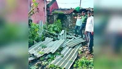 ಗಾಳಿ ಮಳೆಗೆ ಹಾರಿಹೋದ ಚಾವಣಿ: ವೃದ್ಧೆಗೆ ಗಾಯ