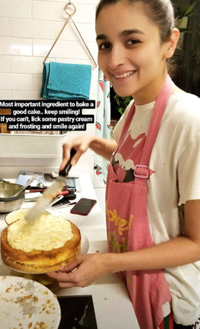 आलिया ने खुद अपने हाथों से बनाया केक