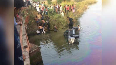 पुल की रेलिंग तोड़कर कार नदी में गिरी, 2 की मौत