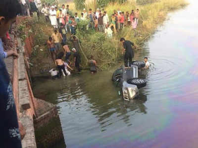 पुल की रेलिंग तोड़कर कार नदी में गिरी, 2 की मौत