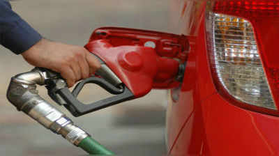 Petrol Price Today: ఇంధన ధరలు పైపైకే.. ఢిల్లీలో రూ.84కి చేరువలో పెట్రోలు