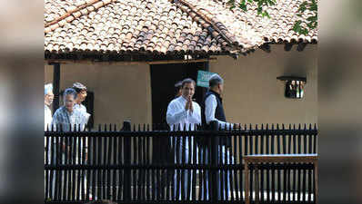 गांधी जयंती: प्रार्थना सभा में शामिल हुए सोनिया, मनमोहन और राहुल