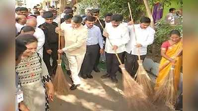 చీపురు పట్టిన చంద్రబాబు.. స్వచ్ఛతకు ఏపీ చిరునామాగా ఉండాలన్న సీఎం