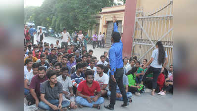 BHU: गंगा में डूबकर छात्र की मौत, NDRF पर लापरवाही का आरोप लगा साथियों ने किया प्रदर्शन