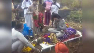 तमिलनाडु: मां के शव पर बैठकर अघोरी साधु ने किया अंतिम संस्कार, विडियो वायरल
