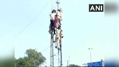 प्रदर्शन के दौरान टावर पर चढ़ी महिला, बचाने वाले संग गिरने से हुईं घायल