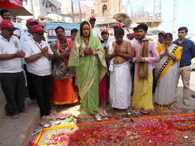 ​किन्‍नर अखाड़े के महामंडलेश्‍वर समेत बड़ी संख्या में लोग जुटे