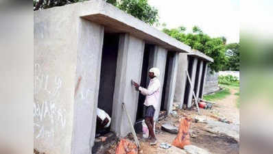 शौचालय निर्माण में रिश्वतखोरी के खिलाफ धरना दे रहे ग्रामीणों को प्रधानपति ने पीटा
