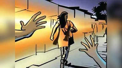 अलीगढ़ः यमुना एक्सप्रेसवे से युवती का अपहरण, गुस्साए सैकड़ों लोगों ने घेरा थाना