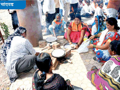 शिवसेनेने थापल्या निषेधाच्या भाकरी