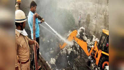 रूई के अवैध गोदाम में लगी आग, दीवारें तोड़कर बुझाई