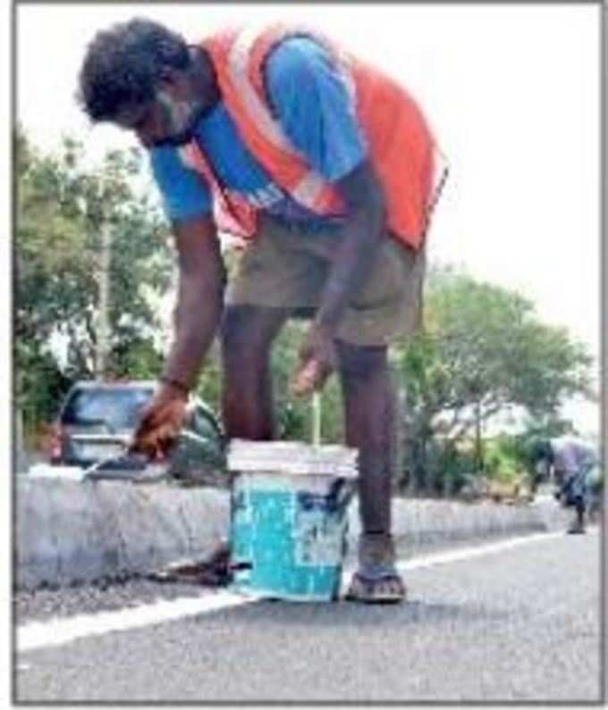 ಪ್ರಮುಖ ರಸ್ತೆಗಳ ಡಿವೈಡರ್‌ಗಳಿಗೆ ಸುಣ್ಣ ಬಣ್ಣ