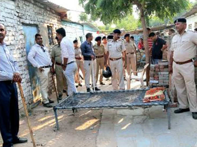 उत्तर भारतीयों की कॉलोनी में पहुंची पुलिस