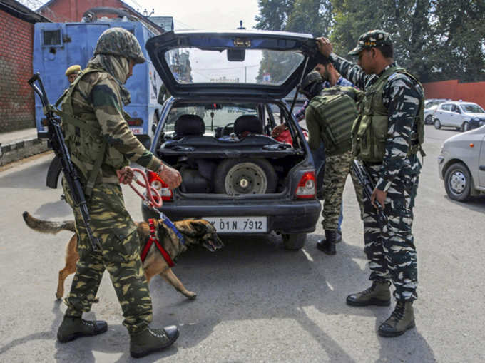 श्रीनगर में वाहनों की जांच करते जवान