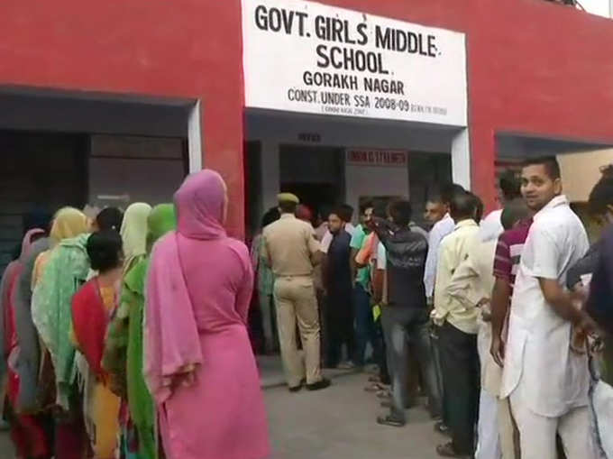 जम्मू में मतदान केंद्र पर लोगों की भीड़