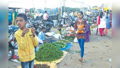 ಅಪಾಯಕಾರಿ ಸ್ಥಳದಲ್ಲೇ ಸಂತೆ