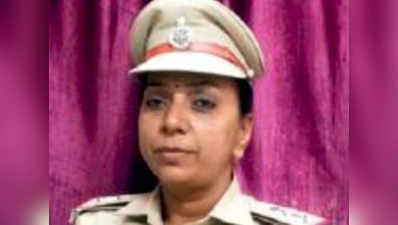 महिला पुलिस अधिकारी ने घर से भाग आए बच्चे को परिजनों से मिलवाया