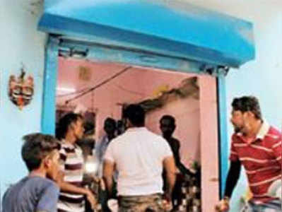 नवरात्र के पहले दिन हिंदू संगठनों ने जबरन बंद कराईं मीट की दुकानें