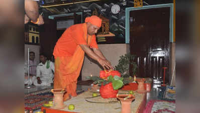 गोरखनाथ मंदिर में वैदिक मंत्रों के बीच सीएम योगी आदित्यनाथ ने की कलश स्थापना