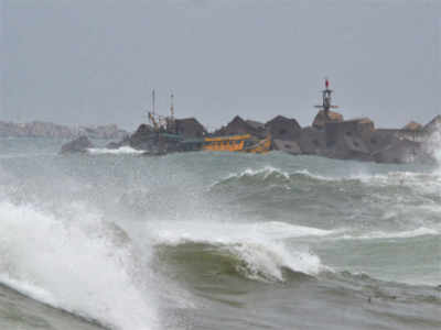 titli cyclone: ओडिशात चक्रीवादळाची धडक