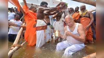 Thamirabarani Maha Pushkaram: கரைபுரண்டோடும் தாமிரபரணியில் புனித நீராடினார் ஆளுநர் புரோஹித்