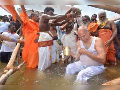 Thamirabarani Maha Pushkaram: கரைபுரண்டோடும் தாமிரபரணியில் புனித நீராடினார் ஆளுநர் புரோஹித்