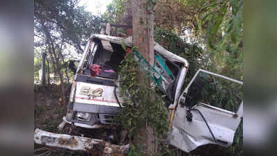 बस्ती: बस की ठोकर से बेकाबू हो पेड़ से टकराई डीसीएम ट्रक, दो की मौत 30 घायल