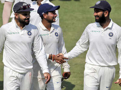 IND vs WI हैदराबाद टेस्ट: चेज-होल्डर ने विंडीज को संभाला, कुलदीप-उमेश को 3-3 विकेट