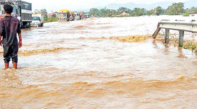 జాతీయ రహదారిపై వరద నీరు