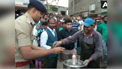 गुजरात: ...ताकि रुके पलायन और बढ़े विश्वास, उत्तर भारतीय के स्टॉल पर पुलिस ने लिया पानी-पूरी का स्वाद
