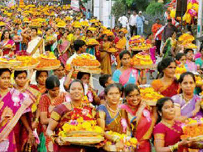 Bathukamma Songs: ఒక్కేసి పువ్వేసి చందమామ.. ఒక్క జాములాయే చందమామ