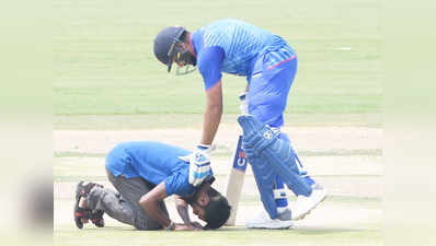 विजय हजारे ट्रोफी मैच के दौरान रोहित शर्मा के पैर छूने मैदान पर पहुंचा फैन