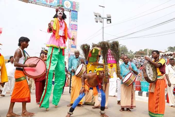 తిరుమల బ్రహ్మోత్సవాలు.. ఊంజల్‌సేవలో శ్రీవారు