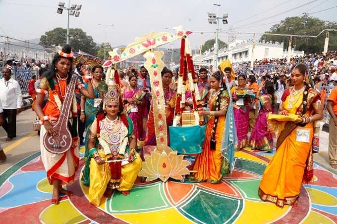 తిరుమల బ్రహ్మోత్సవాలు.. ఊంజల్‌సేవలో శ్రీవారు