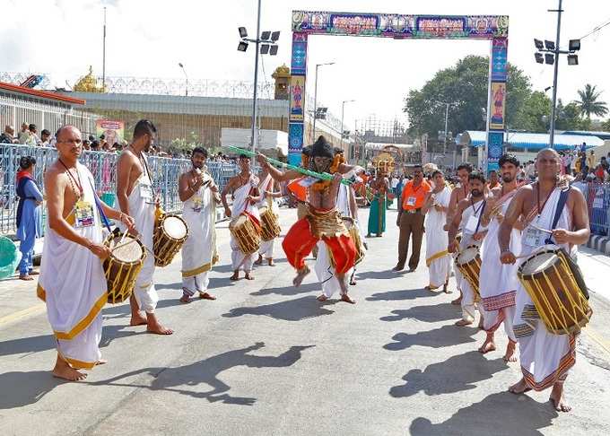 తిరుమల బ్రహ్మోత్సవాలు.. సూర్యప్రభ వాహనంపై శ్రీవారు